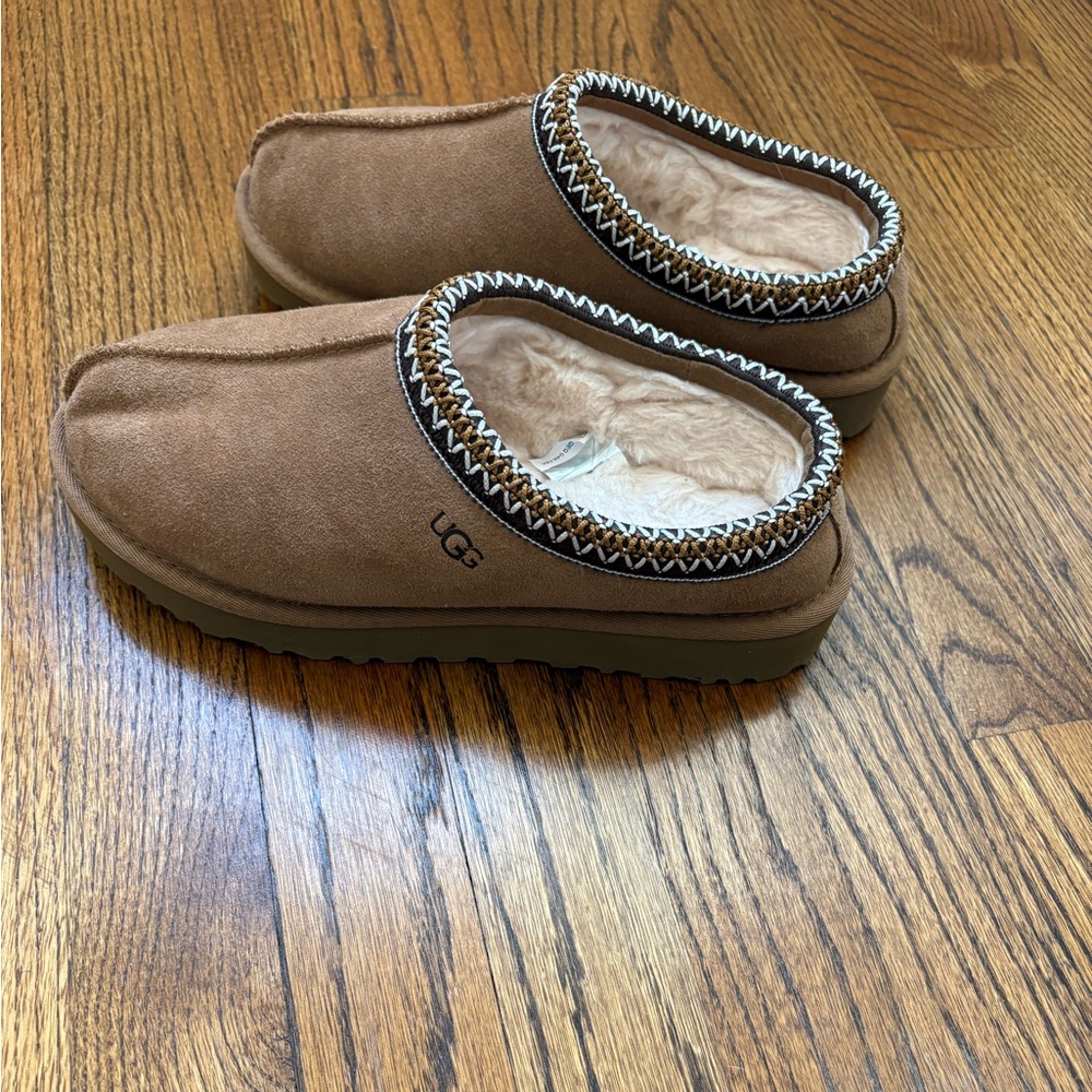 Like New UGG Tasman